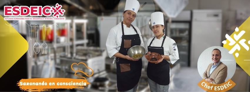 Dos estudiantes de cocina con uniformes de chef sosteniendo ingredientes en un entorno de cocina profesional, representando el programa de estudios ESDEIC.