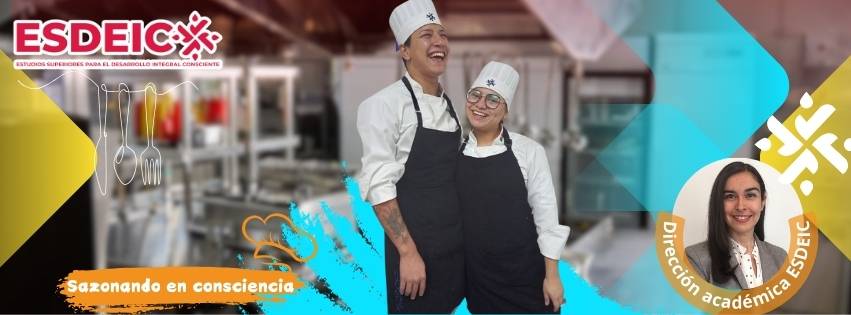 Dos estudiantes de cocina riendo en un entorno de cocina profesional, reflejando entusiasmo y compañerismo en el programa de estudios ESDEIC