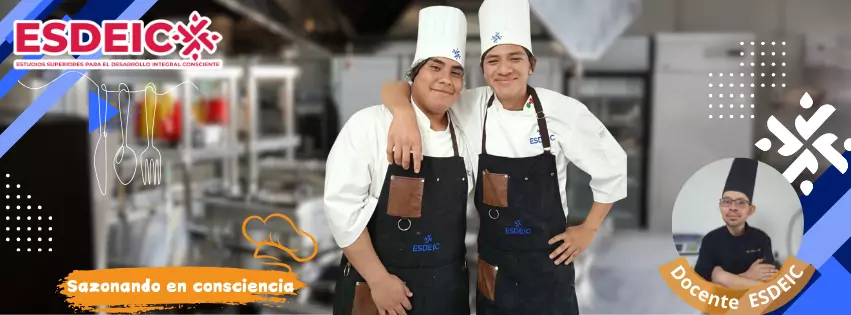 Dos estudiantes de gastronomía de ESDEIC posan en una cocina profesional, reflejando compañerismo y pasión culinaria. Acompañados del lema 'Sazonando en consciencia' y la imagen de un docente.